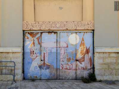 A seguire troviamo Porta Malta, su cui � ancora possibile riconoscere i disegni dell�artista Mario Coleiro, il quale scelse di rappresentare diversi simboli connotativi del suo Paese come la dgħajsa tal-pass, il taxi marino dell�isola, il cippo fenicio e la bandiera dell�Ordine dei cavalieri di Malta